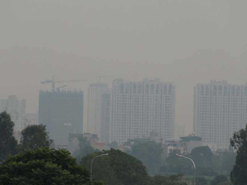 Có những nguyên nhân nào khác gây ô nhiễm không khí ngoài hoạt động sản xuất và gió?
