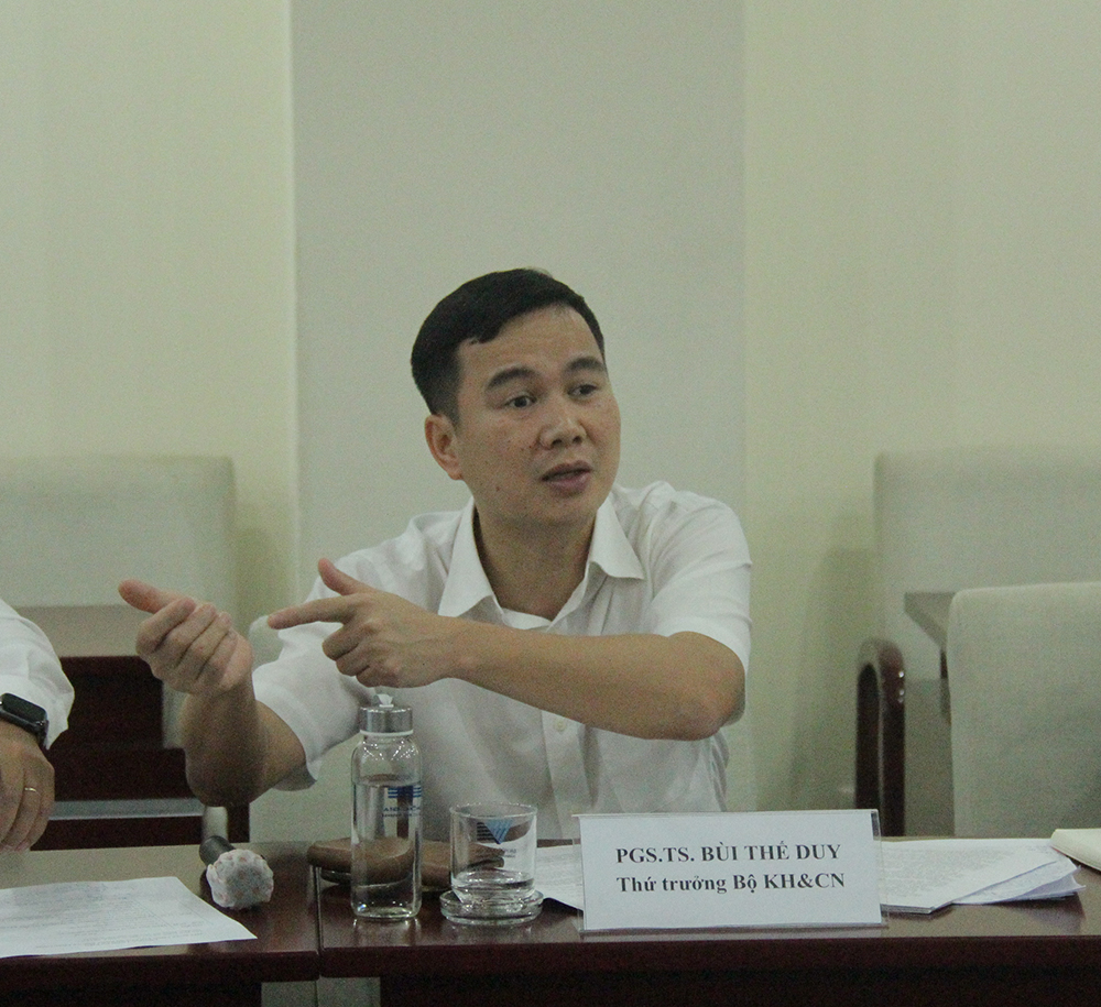 Thứ trưởng Bộ KH&CN Bùi Thế Duy phát biểu tại buổi làm việc với ĐHQG-HCM.
