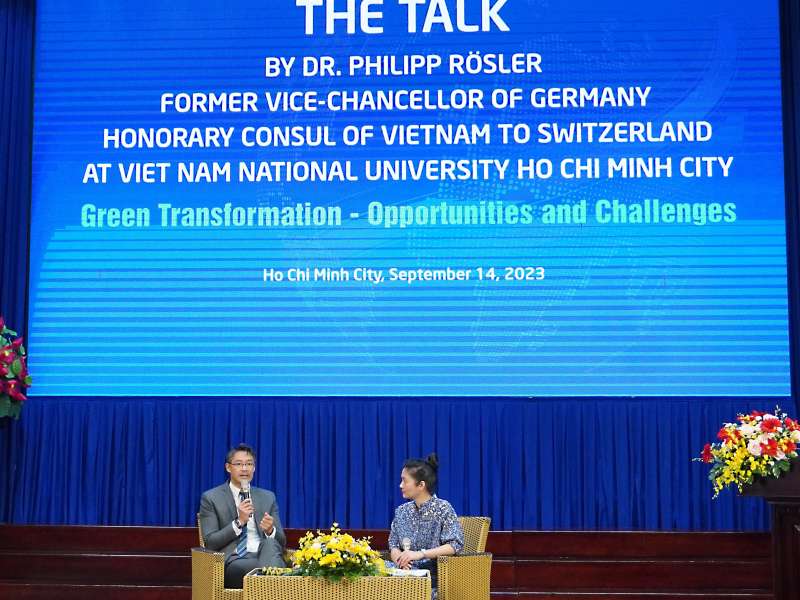 TS Philipp Rösler giao lưu với sinh viên ĐHQG-HCM về chuyển đổi xanh