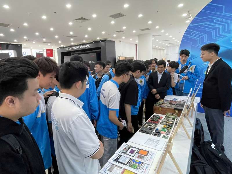 ĐHQG-HCM tham gia triển lãm ngành công nghiệp bán dẫn quốc tế được tổ chức lần đầu tiên tại Việt Nam