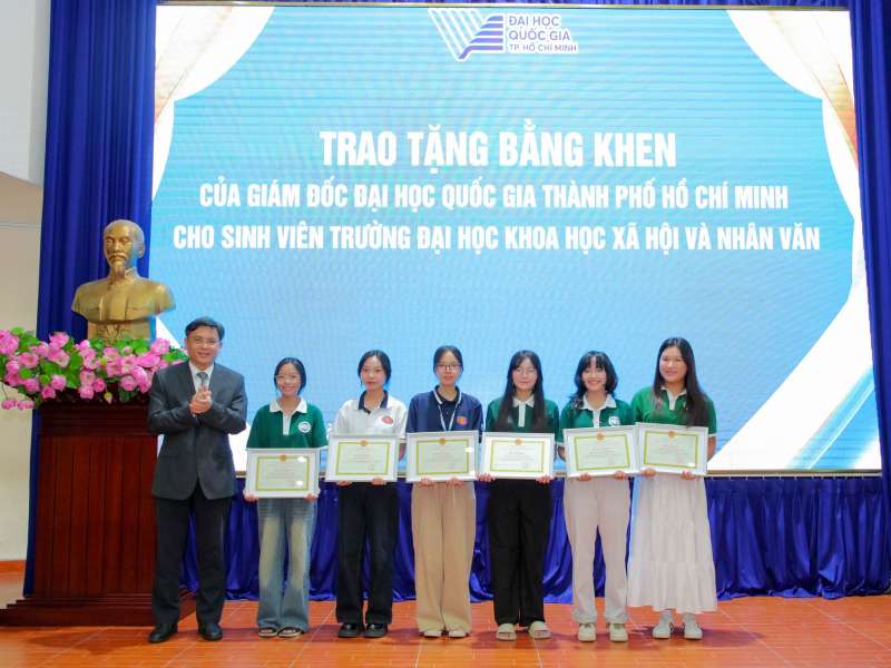 Giám đốc ĐHQG-HCM tặng bằng khen cho nhóm sinh viên Trường ĐH KHXH&NV vì có hành động ý nghĩa trong ngày kỷ niệm 50 năm thống nhất đất nước