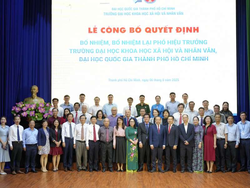 Trao quyết định bổ nhiệm, bổ nhiệm lại Phó Hiệu trưởng Trường ĐH Khoa học Xã hội và Nhân văn